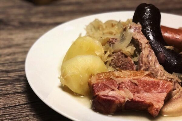 【本格ドイツ料理】”シュラハトプラッテ:塩漬け豚とヴルストとザワークラウトの煮込み(Schlachtplatte)