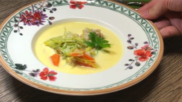 【ベルギー郷土料理】Warterzooï：ワーテルゾーイの本格レシピ[ベルギー風チキンのクリーム煮込み]