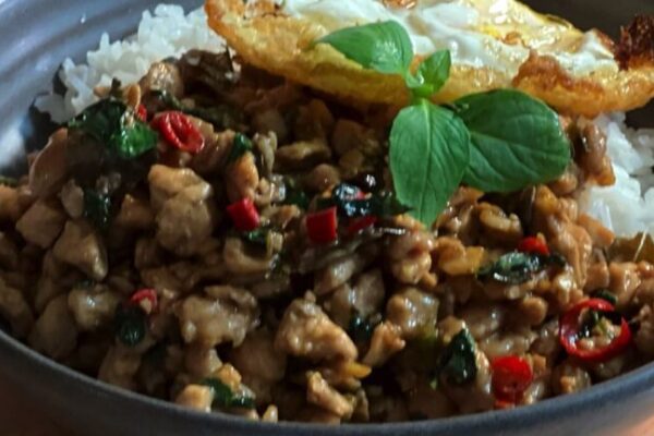 これぞ現地の味！香り高いガパオライスの本格な作り方！！【タイ料理本格レシピ】
