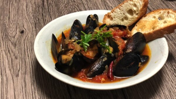 ムール貝をこれでもかと食すZuppa di cozze：ナポリ風ムール貝のスープ【ナポリの絶品名物料理】