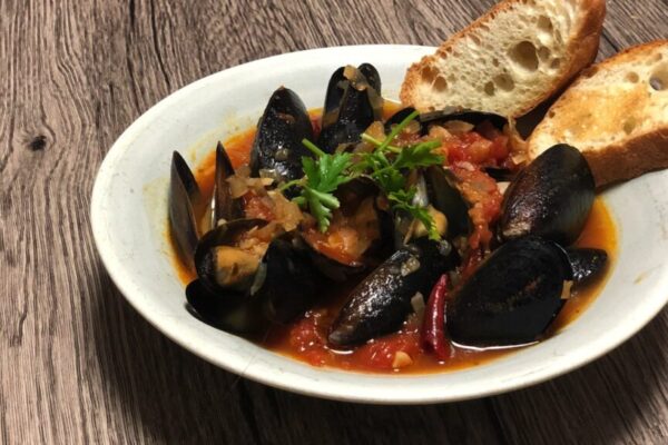 ムール貝をこれでもかと食すZuppa di cozze：ナポリ風ムール貝のスープ【ナポリの絶品名物料理】