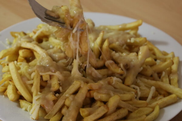“Poutine：プーティン”カナダの国民食。類稀なるジャンクフード。